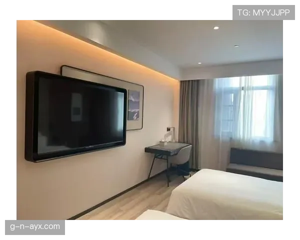 李梓嘉训练完直接瘫在场边啃冰棒，这松弛感是真实存在的？